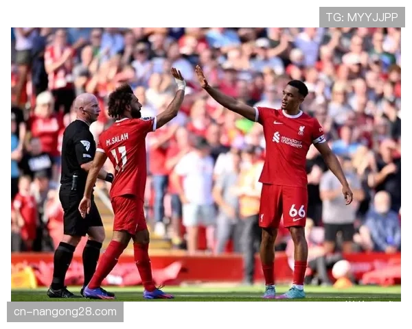 特写：老将沃克-彼得斯代表南安普顿出战英超300场里程碑